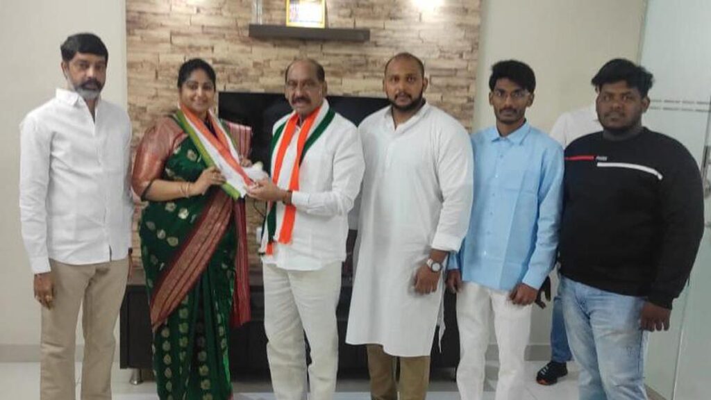 Telugu film actress Divyavani joins Congress in Hyderabad