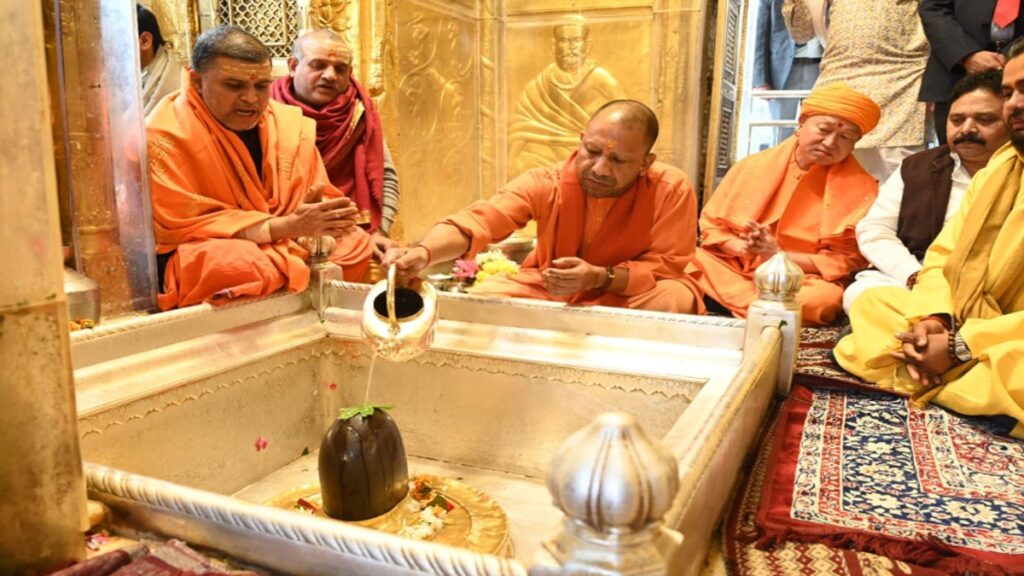 Yogi offers prayers at Kashi Vishwanath temple