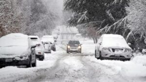 Snowfall in Himachal and Uttarakhand Safety Tips for Tourists Driving on Icy Roads