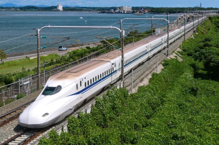 Why Does a Bullet Train’s Front Look Like a Bird’s Beak? The Fascinating Science Behind the Design