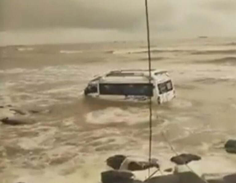 Mumbai: Minibus Stranded in High Tide at Gorai Beach, All Tourists Rescued Safely