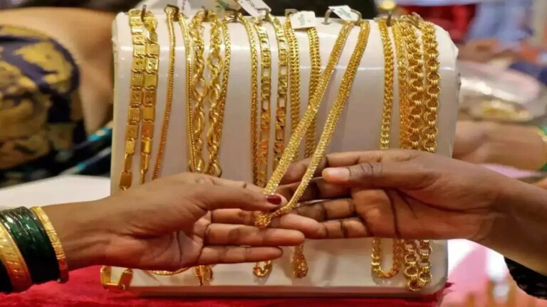 Gold Turns Costlier Today, Silver Holds Steady; Check City-Wise Rates for December 8