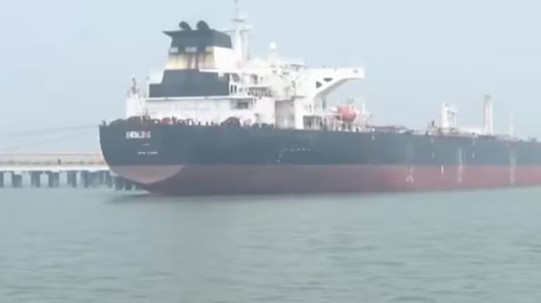 Liberia-Flagged Tanker ‘Shenlong’ Carrying Saudi Crude Safely Reaches Mumbai After Risky Strait of Hormuz Transit Amid Iran-US Tensions